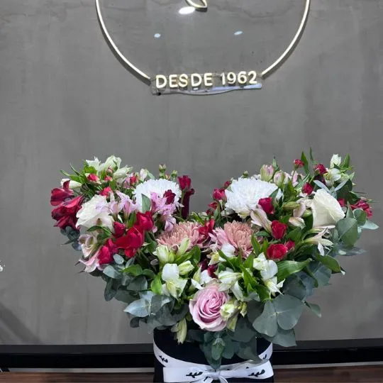 Caja pote con flores de estacion corazon 